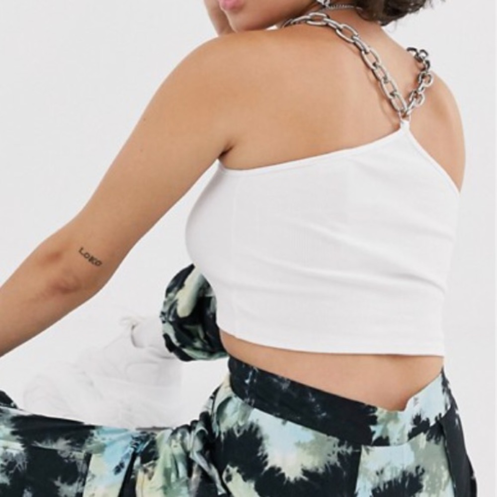 Crop top w chunky chains.